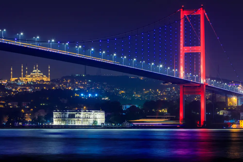Istanbul’s Iconic Bosphorus Bridge at Night