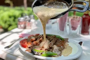 Cool Travel Istanbul-Authentic Turkish Iskender Döner Kebab Preparation