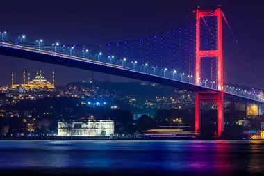 Istanbul’s Iconic Bosphorus Bridge at Night