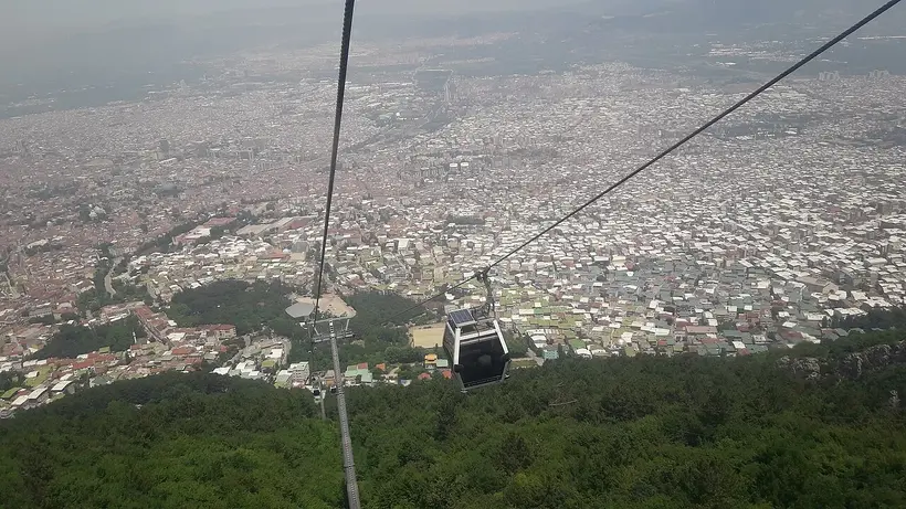 A cabin on the 8.2 km Uludağ Teleferik climbing away from Bursa towards Sarıalan and the Oteller Bölgesi station at 1,810 m. Photo: MOÖbutnotacow / Wikimedia Commons / CC0