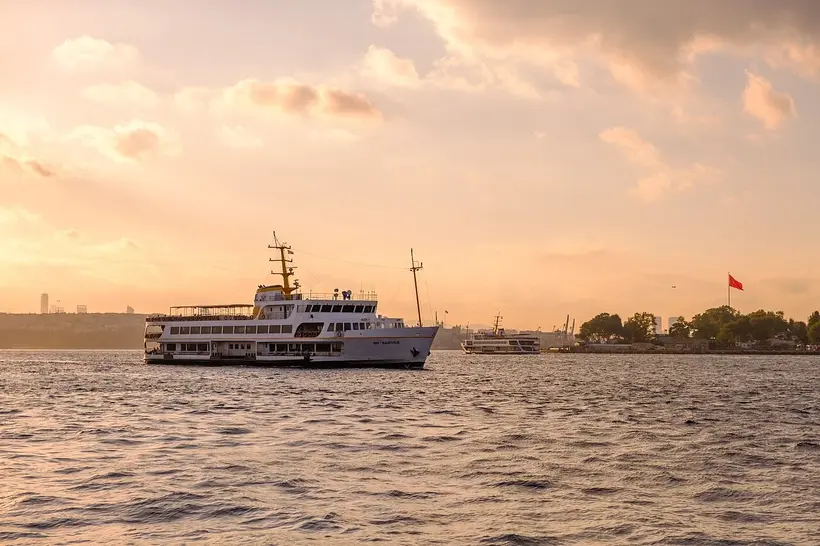 A Sehir Hatlari commuter ferry on the Bosphorus at sunset: the same water as the tour boats for 76.90 TL with an Istanbulkart - photo: Tarik Kaan Muslu / Wikimedia Commons / CC BY-SA 4.0