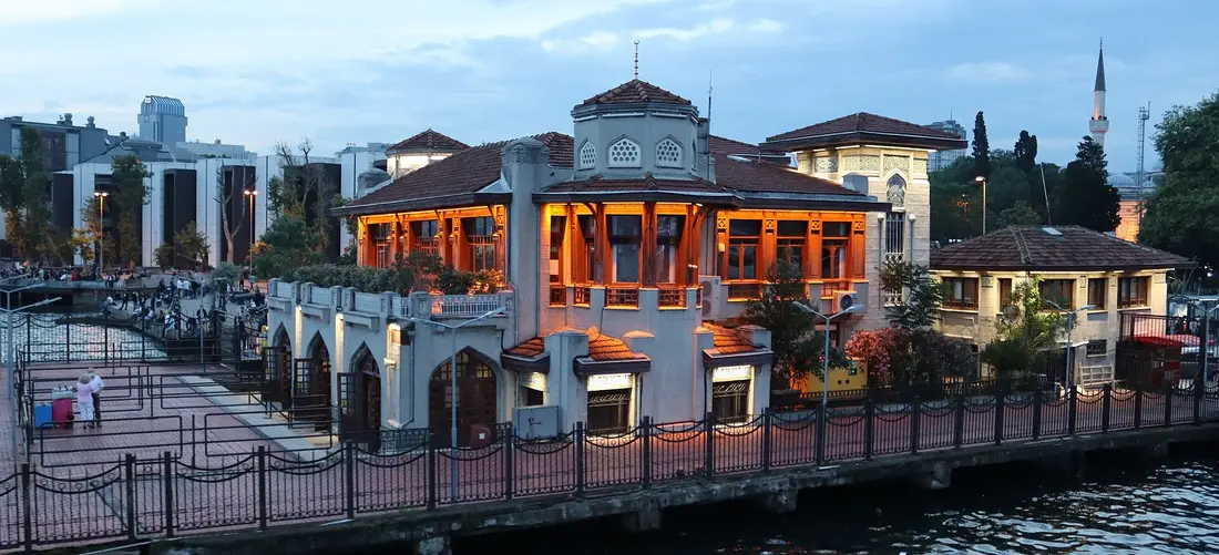 Beşiktaş pier on the Bosphorus, a short walk from Dolmabahçe Palace - photo: vlyalcin / Wikimedia Commons, CC BY-SA 4.0