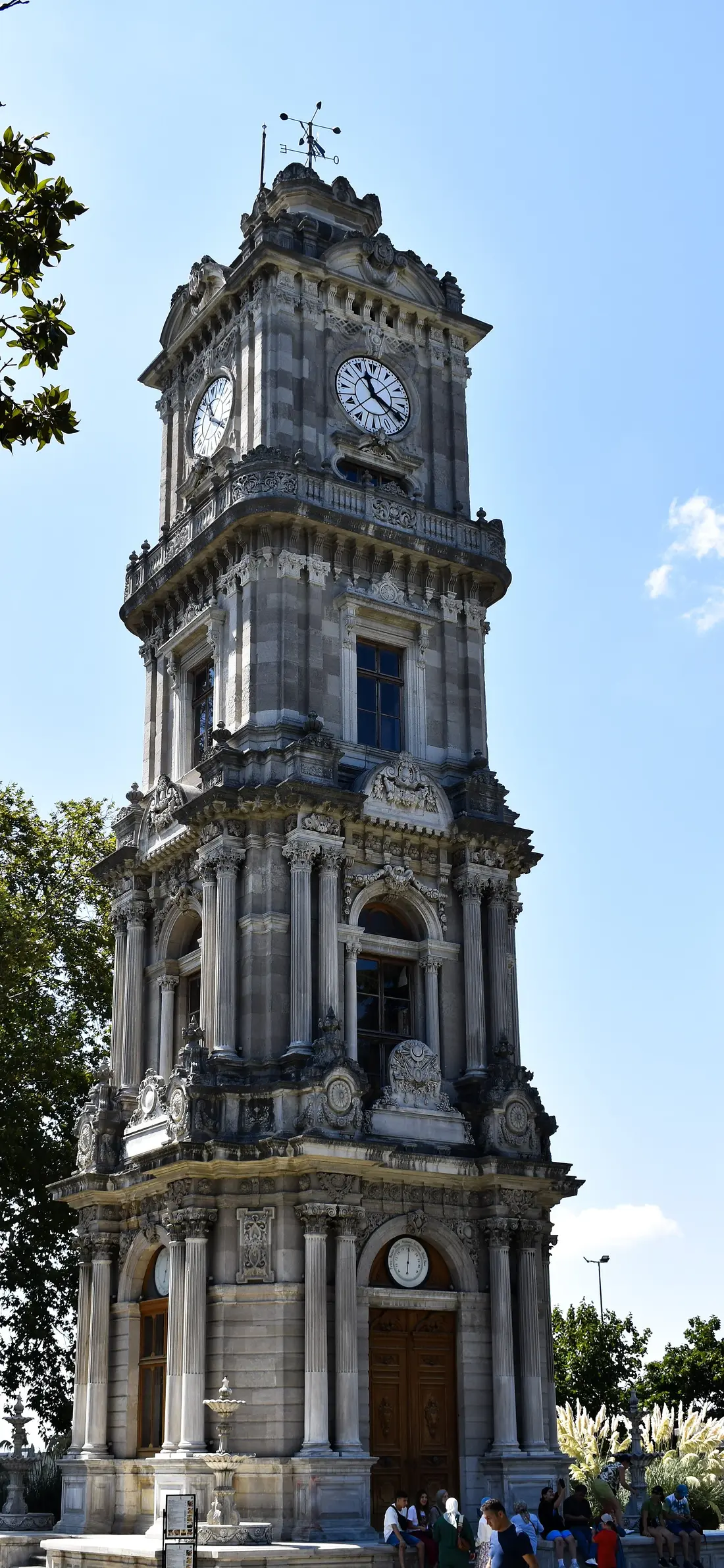 Dolmabahçe Clock Tower, next to the palace gates - photo: Julian Lupyan / Wikimedia Commons, CC0