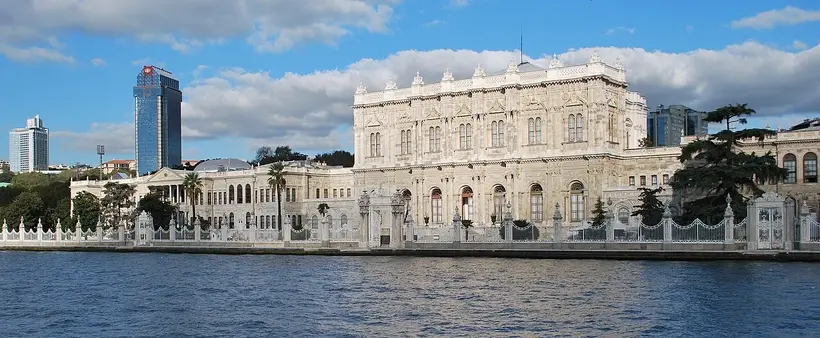 Dolmabahce Palace shows its full 600-metre facade only from the water, which is how it was designed to be approached - photo: Helge Hoifodt / Wikimedia Commons, CC BY-SA 3.0