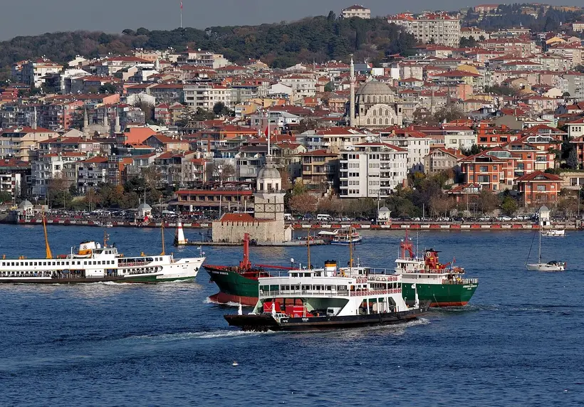 Ferries crossing below the Maiden's Tower between Uskudar and the European shore on a clear autumn afternoon - photo: Alexxx1979 / Wikimedia Commons, CC BY-SA 4.0