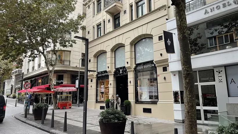 Louis Vuitton on Abdi İpekçi Caddesi, the 700-metre spine of Nişantaşı's open-air designer district in Şişli - photo: Metuboy / Wikimedia Commons / CC BY-SA 4.0