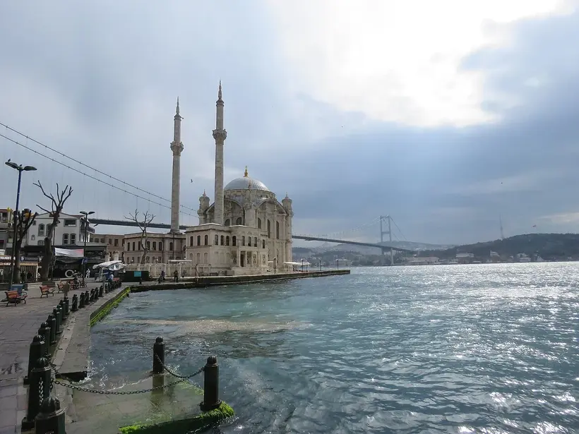 Ortakoy Mosque framed by the 15 July Martyrs Bridge - the most photographed sightline on any Bosphorus charter - photo: Calistemon / Wikimedia Commons, CC BY-SA 4.0