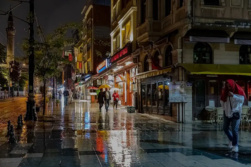 Rain-slicked streets in Sultanahmet. October averages about 80 mm of rain over 7 days in Istanbul - showers are usually short and heavy, but an evening like this is part of the trade. Photo: Ninara / Wikimedia Commons, CC BY 2.0
