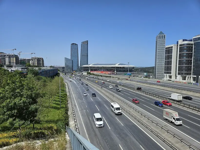 RAMS Park sits on the TEM beltway beside the Skyland towers in Seyrantepe: quick by road outside peak hours, and the reason a pre-booked car beats a post-match taxi hunt - photo: Wikimedia Commons / Antoloji, CC0