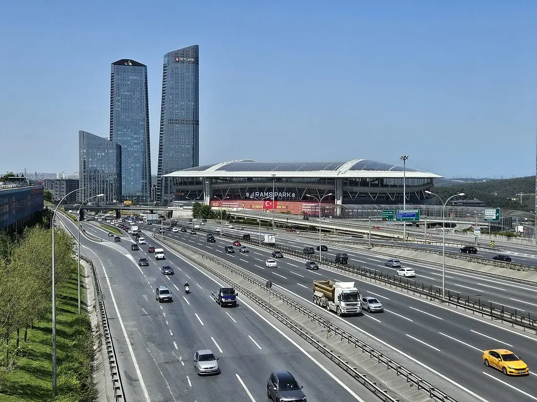 RAMS Park sits on the TEM beltway beside the Skyland towers in Seyrantepe: quick by road outside peak hours, and the reason a pre-booked car beats a post-match taxi hunt - photo: Wikimedia Commons / Antoloji, CC0