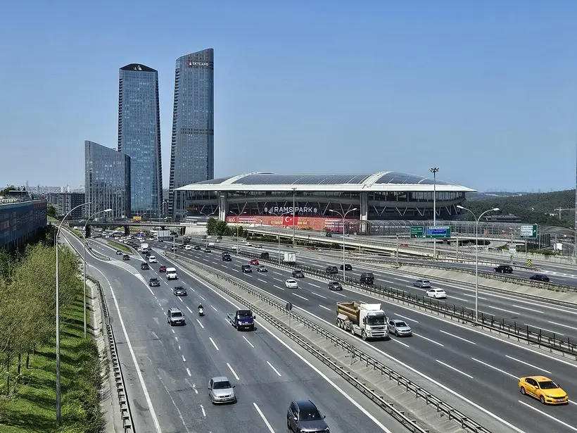 RAMS Park sits on the TEM beltway beside the Skyland towers in Seyrantepe: quick by road outside peak hours, and the reason a pre-booked car beats a post-match taxi hunt - photo: Wikimedia Commons / Antoloji, CC0