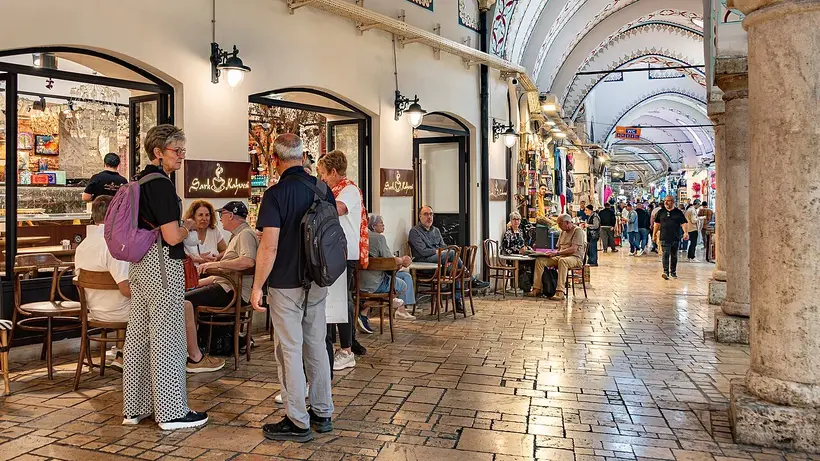 Shoppers and cafe tables under the painted vaults of the Grand Bazaar, open Monday to Saturday 09:00-19:00 and closed on Sundays - photo: Jorge Franganillo / Wikimedia Commons / CC BY 4.0