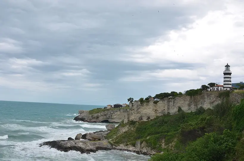 Şile lighthouse, built in 1859 and still Turkey's largest, on the cliffs above the Black Sea — photo: Zach1055 / Wikimedia Commons, CC BY-SA 4.0
