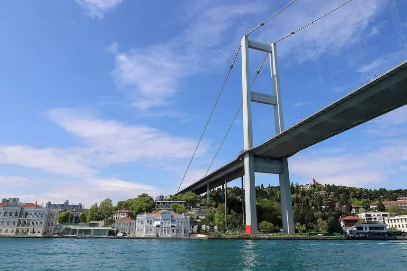 The 15 July Martyrs' (Bosphorus) Bridge, the focal point of Istanbul's Republic Day light and fireworks show in recent years - photo: flowcomm / Wikimedia Commons, CC BY 2.0