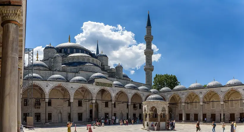 The courtyard of the Sultan Ahmed (Blue) Mosque, which is free to enter outside prayer times - photo: Mustang Joe / Wikimedia Commons, CC0