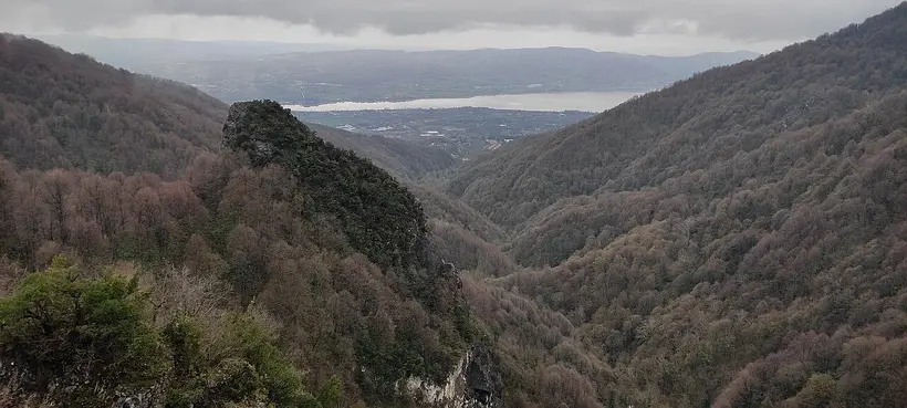 The forested Kartepe ridge above Maşukiye, with Lake Sapanca on the horizon - the valley most private day trips from Istanbul are built around. Photo: Onur capıt / Wikimedia Commons / CC BY-SA 4.0