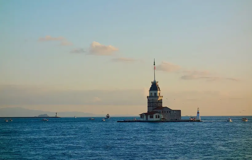 The Maiden's Tower at golden hour. Reopened in May 2023 after restoration, it can be circled by private charter but landed on only via the official Uskudar and Salacak transfer boat - photo: Sonse / Wikimedia Commons, CC BY 2.0