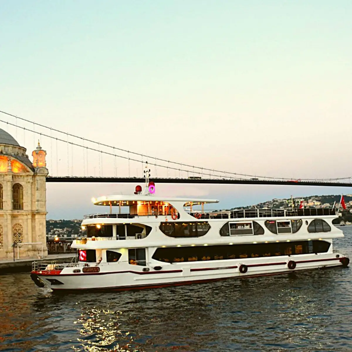 Bosphorus Cruise & Night Tour 3