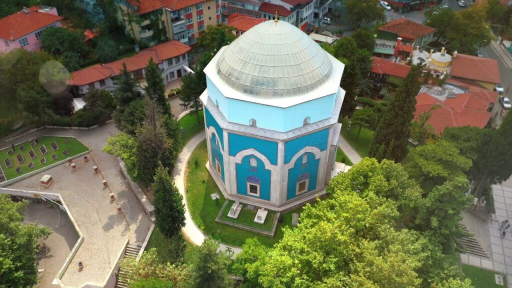8 BEST BURSA HIGHLIGHTS FROM ISTANBUL - BURSA DAY TRIP • COOL TRAVEL ISTANBUL • HTTPS://COOLTRAVELISTANBUL.COM yeşil mosque (green mosque) in bursa with ottoman architecture on a day trip from istanbul